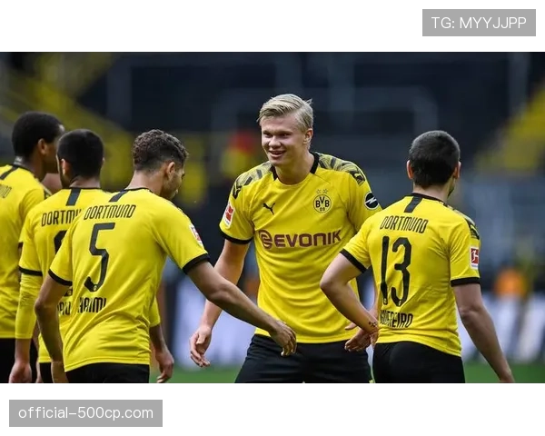 瞬间定格：哈兰德在反击中冲刺超越对方最后一名后卫时的启动瞬间